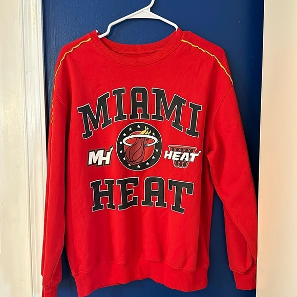 Women’s Miami Heat Red Graphic Long Sleeve Pullover Sweatshirt Size Medium - Picture 2 of 7